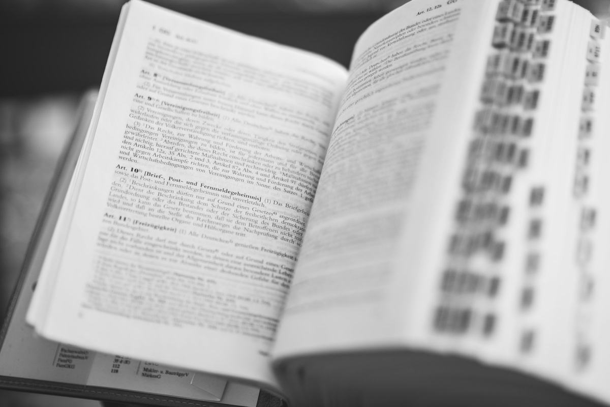 Aufgeschlagene Gesetzessammlung mit dem Grundgesetz und dem Griffregister